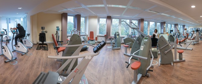 Trainingsbereich mit modernen Geräten