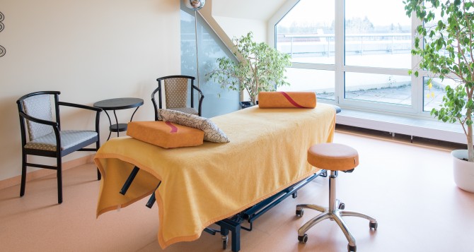 Behandlungsraum mit Therapieliege
