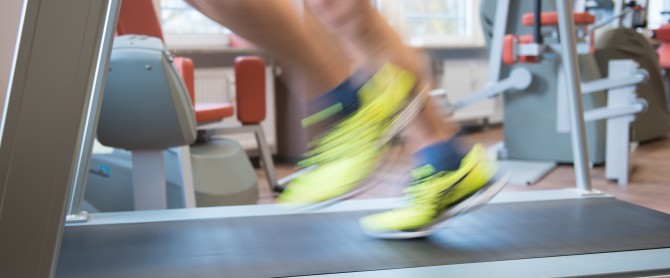 Laufbandtraining im Reha-Zentrum